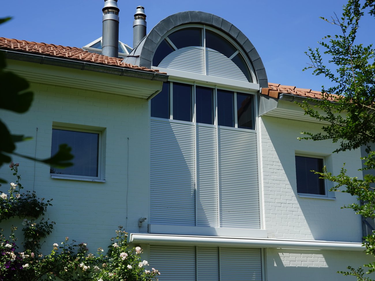 Haus mit abgerundetem Dachfenster