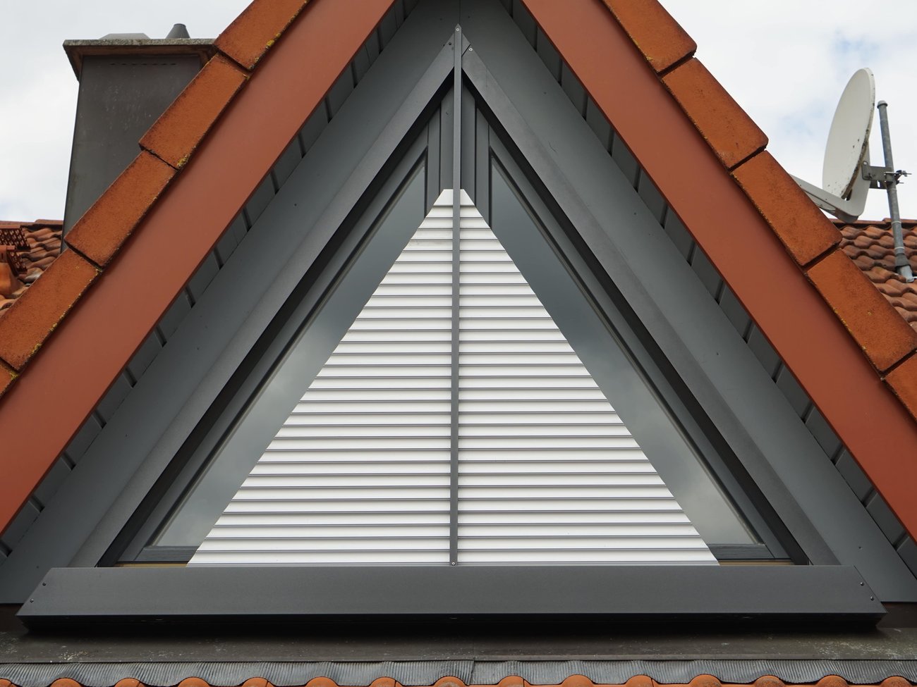 Dreieckiges Fenster im Dach